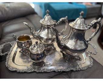 Servizio da tè e caffè vintage WM Rogers degli anni '40, composto da 5 pezzi con decorazioni floreali incise.