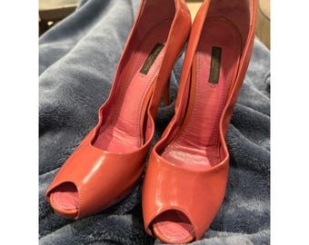 Louis Vuitton Coral Pink Patent Leather Peep Toe Padlock Pumps Heels Size 39.5