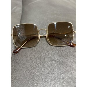 Gafas de sol Ray Ban RB 1971 con montura cuadrada dorada y lentes marrones, modelo 54019, fabricadas en Italia. imagen 2