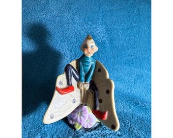Figura vintage de cerámica de duendecillo sobre mariposa, hecha en Japón, estilo kitsch de mediados de siglo.