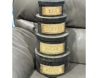 Cajas de despensa apilables Primitives by Kathy, juego de 4, madera negra, Jennifer Steffa