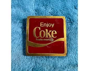 Hebilla de cinturón vintage de Coca-Cola de 1976, color bergamota, latón, esmalte rojo, "Enjoy Coke", fabricada en EE. UU.