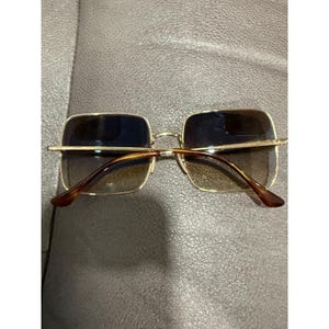 Gafas de sol Ray Ban RB 1971 con montura cuadrada dorada y lentes marrones, modelo 54019, fabricadas en Italia. imagen 11