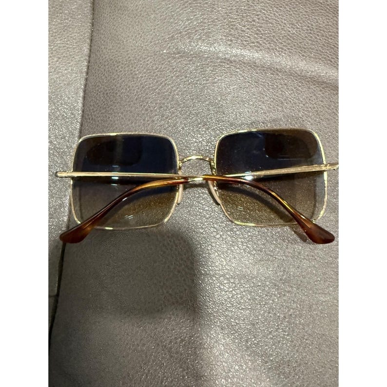 Gafas de sol Ray Ban RB 1971 con montura cuadrada dorada y lentes marrones, modelo 54019, fabricadas en Italia. imagen 11