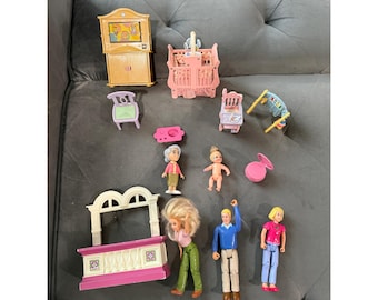 Lote de muebles y figuras para casa de muñecas Fisher Price Loving Family: cuna, televisor y trona.