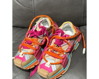 Zapatillas deportivas gruesas Dolce & Gabbana NS1 de materiales mixtos, color rosa, naranja y azul, fabricadas en Italia.