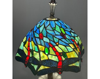 Pantalla de lámpara de vitral estilo Tiffany con forma de libélula, adornada con joyas y borde festoneado de 28 cm (11 pulgadas)