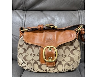 Bolso de hombro Coach Soho Signature Flap Bag 11441 de piel marrón claro con monograma.