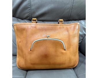 Bolso vintage Coach Bonnie Cashin de piel color camel con cierre de beso, de los años 70.