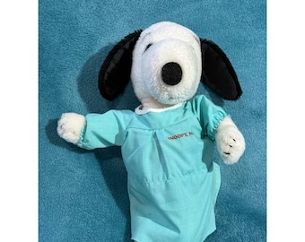 Peluche vintage de Snoopy MD de Peanuts, médico, con uniforme azul, 25 cm (10 pulgadas)
