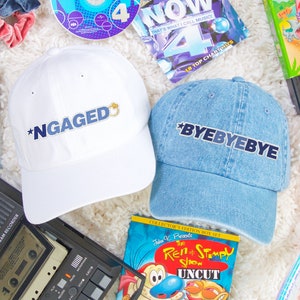 Chapeaux NGAGED - Beaucoup de phrases pour votre enterrement de vie de garçon des années 90 | Chapeaux de papa brodés | Cadeaux de mariée et de demoiselle d'honneur