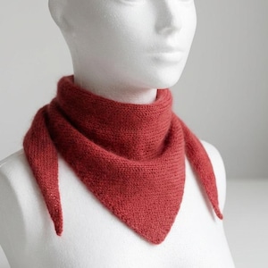 Patrón fácil para principiantes para tejer una bufanda tipo bandana: Chal triangular de mohair (PDF)