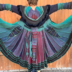 ¡YA DISPONIBLE! Suéter clásico de patchwork hecho a mano, estilo abrigo de elfo, de Pandoras Kloset, suéter reciclado, talla mediana-grande.