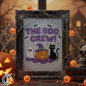 Op de afbeelding: Een ingelijste Halloween-print met de tekst "THE BOO CREW!". Het toont een spook, een pompoen met een heksenhoed en een zwarte kat. Het frame is versierd met spinnenwebben en verlichte pompoenlichten.