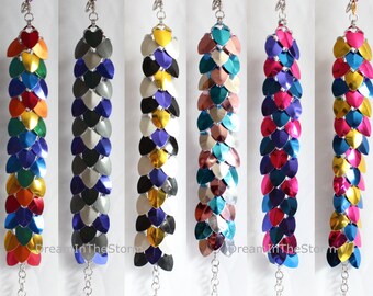 Pulseras de malla con escamas de orgullo