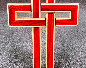 Cruz “tejida” de padauk y roble