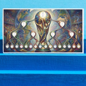 Puede incluir: Una impresión colorida que presenta una representación estilizada de un trofeo, con figuras interconectadas y un fondo de globo. La obra de arte se muestra sobre una superficie rectangular blanca, sobre un fondo azul vibrante. La impresión se coloca sobre una superficie azul escalonada.