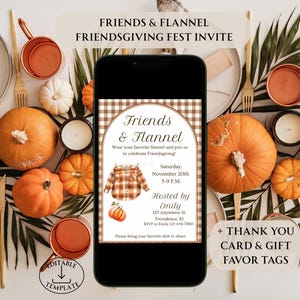 Puede incluir: Un smartphone muestra una invitación Friends & Flannel Friendsgiving Fest, rodeada de calabazas, velas y tazas de cobre. La invitación presenta un diseño de camisa a cuadros y detalles del evento.
