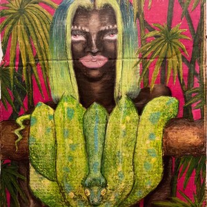Puede incluir: Una pintura artística de una persona con piel oscura, cabello verde y azul y ojos rosados. Una gran serpiente verde está envuelta alrededor de los brazos de la persona. El fondo es rosa con hojas de palma verdes.