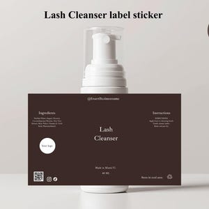 以下が含まれることがあります： ポンプディスペンサー付きの白いまつげクレンザーボトルで、濃い茶色のラベルが付いています。 ラベルには「Lash Cleanser」と書かれており、成分と指示が含まれています。 画像には「Lash Cleanser label sticker」と「Instant Download」というテキストも含まれています。