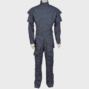 Peut inclure: Une combinaison gris fonc&eacute; dot&eacute;e d'un col montant, de manches longues avec des d&eacute;tails c&ocirc;tel&eacute;s aux &eacute;paules et d'un corsage ajust&eacute;. Le pantalon comprend deux grandes poches cargo sur les cuisses et une ceinture structur&eacute;e avec passants.