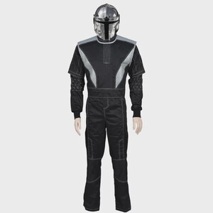 Puede incluir: Un disfraz de cuerpo completo que incluye un casco plateado met&aacute;lico con una visera en forma de T y un mono negro. El mono presenta paneles de hombro en gris claro, costuras blancas en contraste y patrones geom&eacute;tricos en las mangas.