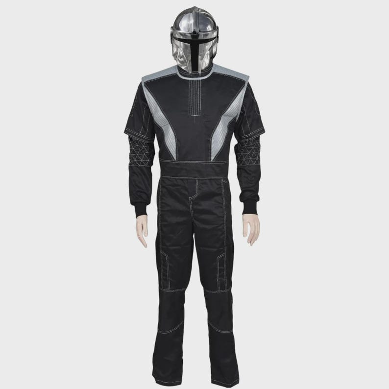 Puede incluir: Un disfraz de cuerpo completo que incluye un casco plateado met&aacute;lico con una visera en forma de T y un mono negro. El mono presenta paneles de hombro en gris claro, costuras blancas en contraste y patrones geom&eacute;tricos en las mangas.