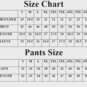 Puede incluir: Una tabla de tallas en blanco y negro para ropa, con dos tablas tituladas Size Chart y Pants Size. La tabla superior enumera medidas de hombro, pecho, largo y manga de la S a la 6XL. La tabla inferior muestra medidas de cintura y largo.