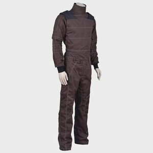 K&ouml;nnte beinhalten: Ein dunkelbrauner Langarm-Jumpsuit mit hohem Rippkragen, dunkelblauen Schulterpartien und wei&szlig;en Kontrastn&auml;hten. Das Kleidungsst&uuml;ck verf&uuml;gt &uuml;ber eng anliegende schwarze B&uuml;ndchen an den &Auml;rmeln und ein strukturiertes Design mit verst&auml;rkten Eins&auml;tzen.