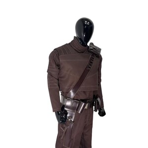 Peut inclure: Un ensemble tunique &agrave; manches longues et pantalon marron fonc&eacute; avec un col montant et des surpiq&ucirc;res claires. La tenue comprend une ceinture utilitaire marron fonc&eacute; avec un &eacute;tui et une bandouli&egrave;re dot&eacute;e de boucles pour accessoires.