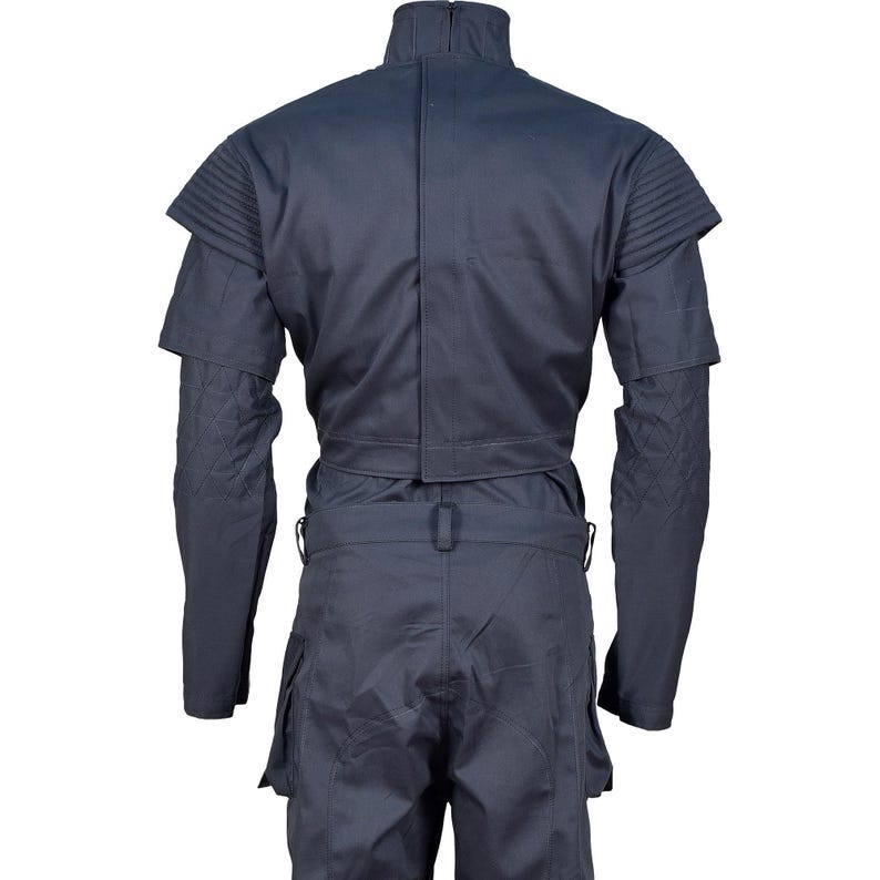 Peut inclure: Un ensemble veste et pantalon tactique bleu marine fonc&eacute;. La veste pr&eacute;sente un col montant, des panneaux pliss&eacute;s aux &eacute;paules et des d&eacute;tails matelass&eacute;s sur les manches. Le pantalon comprend des passants de ceinture et des poches cargo lat&eacute;rales.