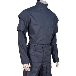 Peut inclure: Un ensemble uniforme bleu marine fonc&eacute; compos&eacute; d'un haut &agrave; col montant avec des panneaux d'&eacute;paules structur&eacute;s et c&ocirc;tel&eacute;s et des manches longues, associ&eacute; &agrave; un pantalon assorti dot&eacute; d'une ceinture &agrave; passants et de grandes poches cargo.