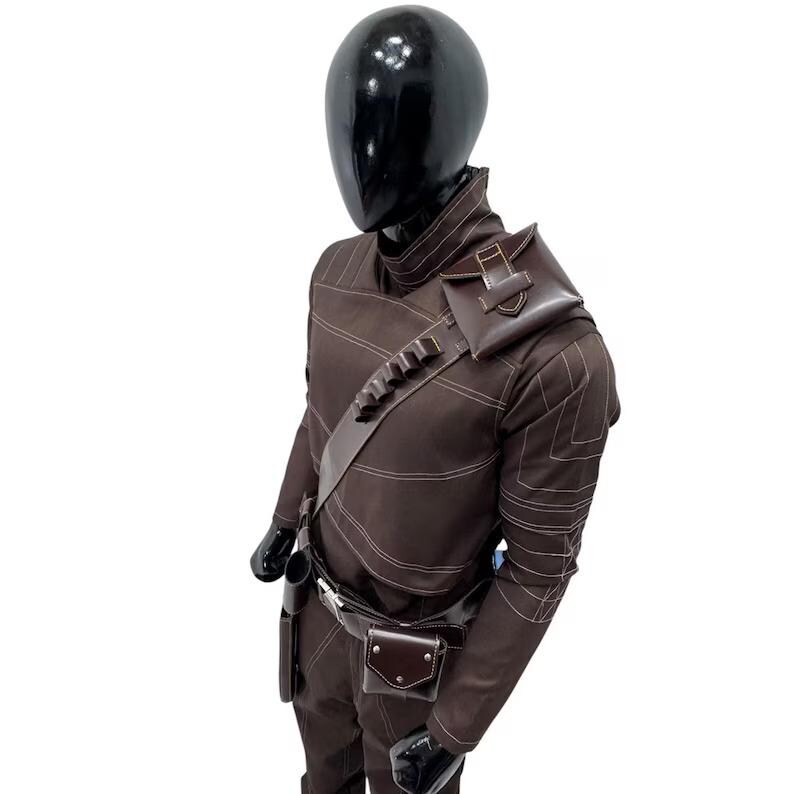 Peut inclure: Un haut &agrave; manches longues marron fonc&eacute; avec des surpiq&ucirc;res blanches, dot&eacute; d'une sangle d'&eacute;paule diagonale avec des boucles int&eacute;gr&eacute;es, une petite pochette attach&eacute;e et une ceinture utilitaire avec une poche en similicuir marron.