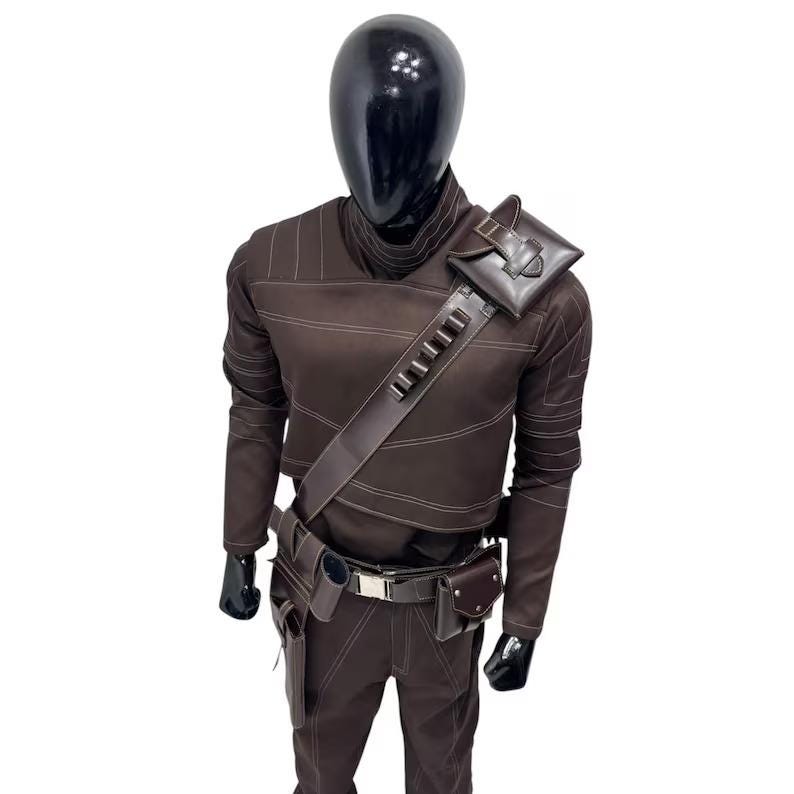 Peut inclure: Un ensemble haut &agrave; manches longues et pantalon marron fonc&eacute; avec des surpiq&ucirc;res claires. La tenue comprend une bandouli&egrave;re diagonale avec de petites boucles cylindriques, une pochette d'&eacute;paule et une ceinture utilitaire avec plusieurs poches.