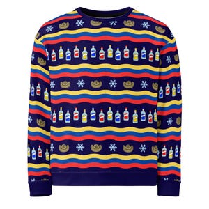 Puede incluir: Jersey azul marino de cuello redondo con un patrón repetido de botellas, copos de nieve y diseños dorados. El jersey presenta rayas horizontales en rojo, amarillo y azul. Un diseño festivo y colorido.