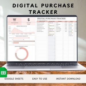 Pode incluir: Um laptop exibe uma planilha de rastreamento de compras digitais com gráficos e dados. A tela tem um esquema de cores rosa e branco com o título "DIGITAL PURCHASE TRACKER". O logotipo do Google Sheets é visível na parte inferior.