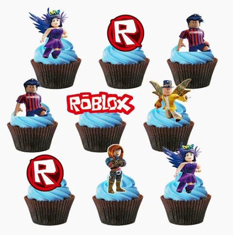 Puede incluir: Un conjunto de ocho cupcakes de chocolate con glaseado azul, cada uno decorado con recortes de papel de Roblox. Los adornos incluyen figuras de personajes de Roblox, el logotipo rojo y blanco de Roblox y el logotipo de texto rojo de Roblox.