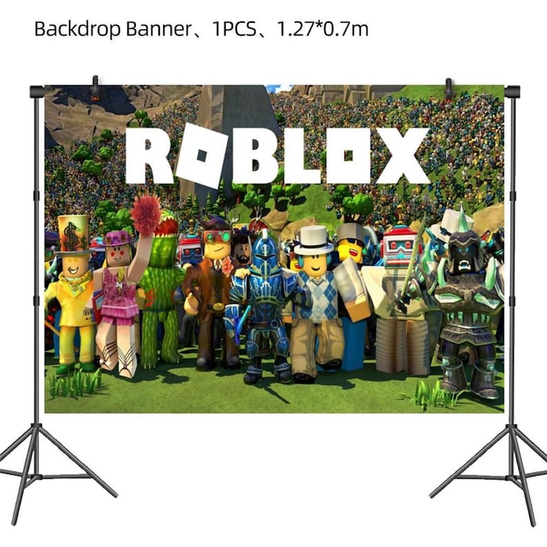 Puede incluir: Un tel&oacute;n de fondo rectangular con el logotipo blanco de Roblox sobre un gran grupo de diversos avatares de bloques en un paisaje de hierba. El cartel mide 1,27 por 0,7 metros y est&aacute; montado sobre un soporte de metal negro.