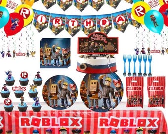 Kit de decoração para festa de aniversário Roblox, incluindo painel de fundo, utensílios de mesa, balões e pratos.
