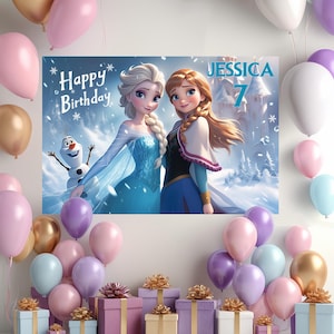 Op de afbeelding: Een verjaardagsbanner met Elsa en Anna uit Frozen, met de tekst "Happy Birthday" en "Jessica 7". De banner is omgeven door ballonnen in roze, goud, paars en blauw, en ingepakte cadeaus.