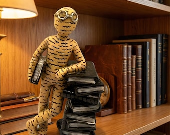 Resin Book Lover Sculpture, Reading Man Figurine, Modern Shelf Decor, Artistic Accent