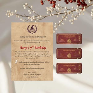 Puede incluir: Una invitación a una fiesta de cumpleaños temática y tres boletos a juego. La invitación es de color pergamino con texto rojo y negro, incluyendo "Harry's 7th Birthday". Los boletos son de color burdeos con detalles dorados y la inscripción "Hogwarts Express".