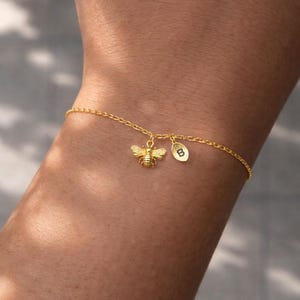 Pulsera con dije de abeja pequeña dorada, pulsera minimalista con inicial de abeja, collar familiar personalizado, regalo para el día de la madre, cumpleaños, regalo para mejores amigos.