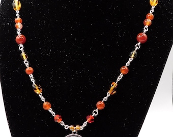 Colar de contas prateadas do signo de Áries