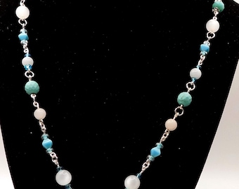 Colar de contas prateadas com o signo de Câncer