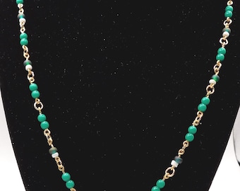 Colar de contas douradas com o signo de Gêmeos