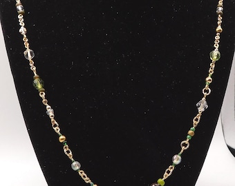 Colar de contas douradas do signo de Virgem