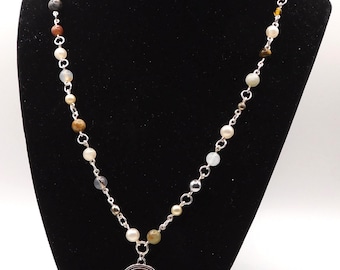 Colar de contas prateadas do signo de Touro