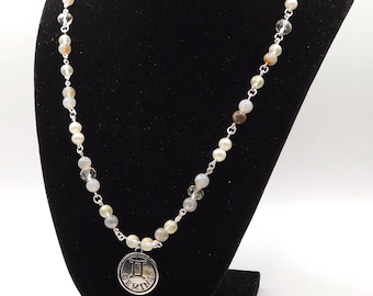 Colar de contas prateadas do signo de Gêmeos