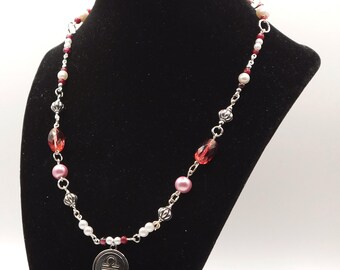 Colar de contas prateadas do signo de Libra